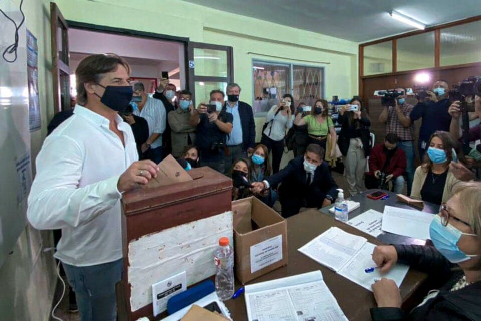 El presidente Lacalle Pou votando en el referendo. (Fuente: Télam)