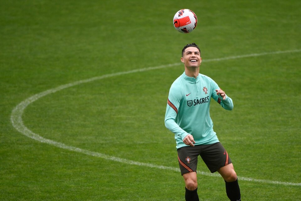 Cristiano Ronaldo, sonriente en la práctica portugesa (Fuente: AFP)