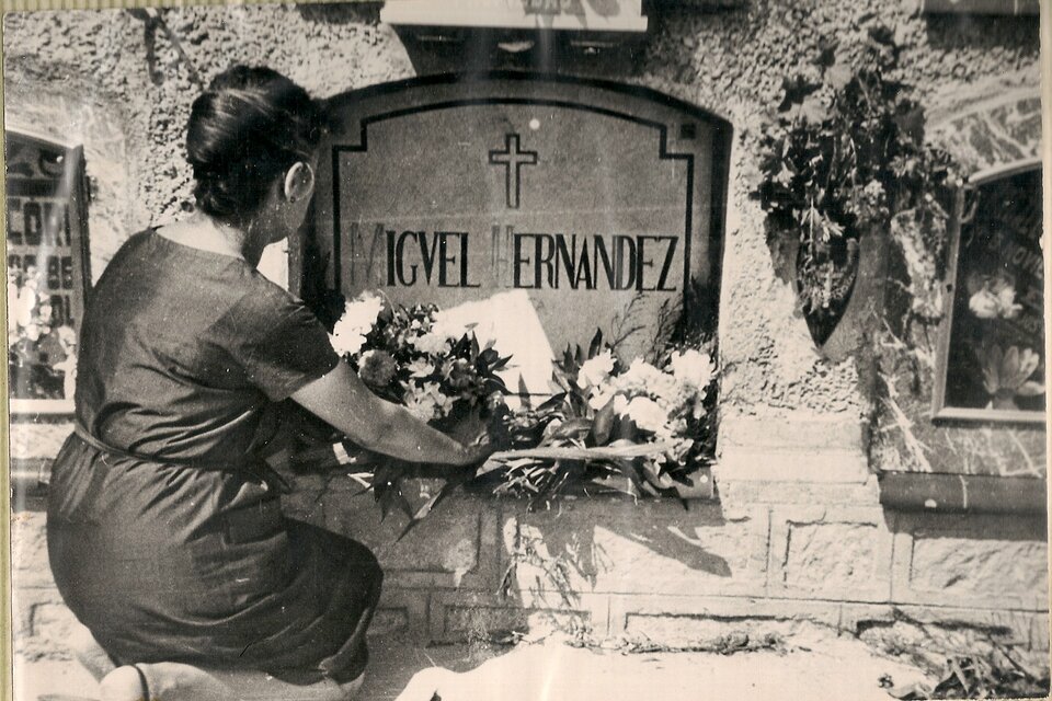 Elvira Hernández, hermana de Miguel, visita la tumba de su hermano. (Fuente: Foto cedida por la familia)