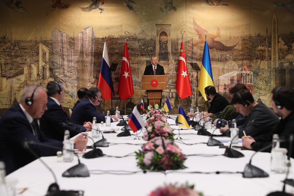 Erdogan le habla a la delegación rusa (izq.) y la ucraniana (der.) en Estambul. (Fuente: EFE)