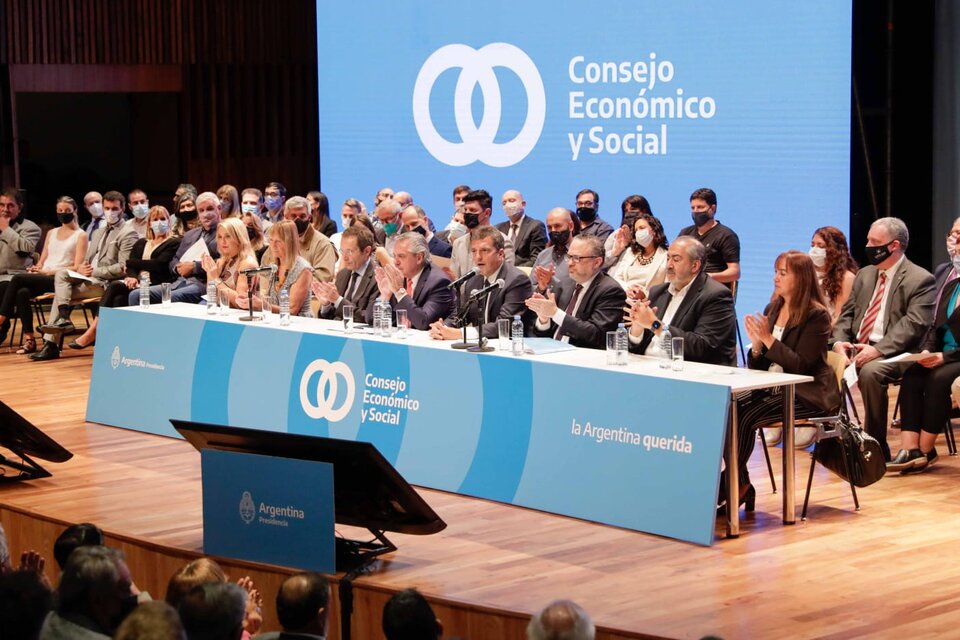 El presidente Alberto Fernández junto a Sergio Massa y funcionarios del CES