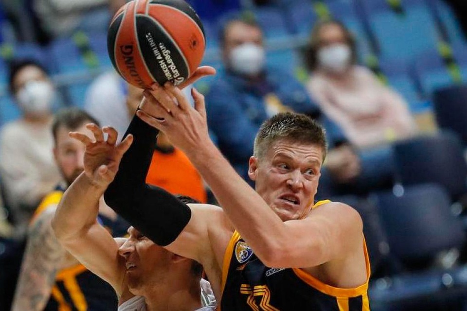 Suecia expulsó a un jugador de su selección de básquet por firmar con