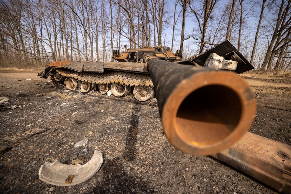 Untaque ruso dañadocerca de la ciudad de Tostyanets, este de Ucrania. (Fuente: AFP)