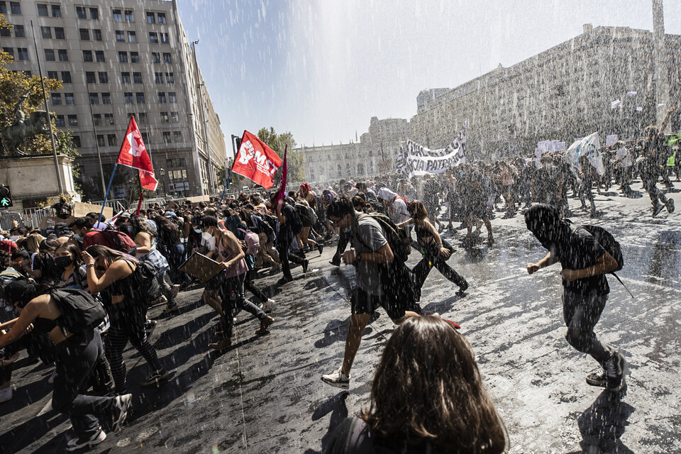 Miles de estudiantes marcharon bajo la lluvia por las calles de Santiago. (Fuente: AFP)