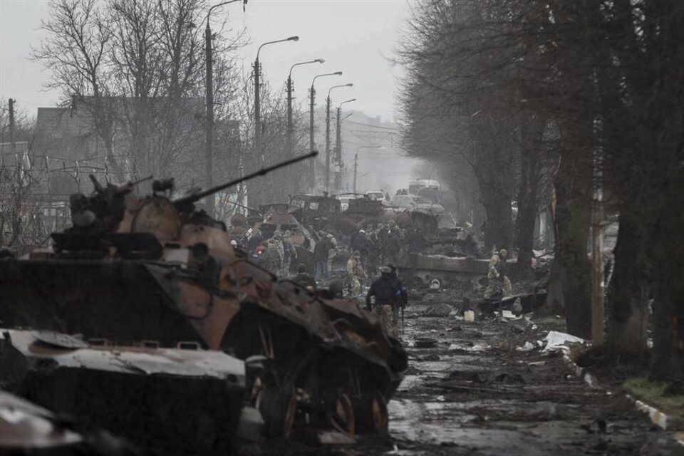 Los tanques rusos emprenden la retirada. (Fuente: Télam)