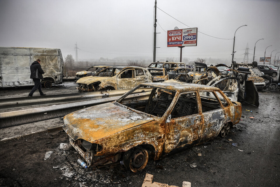 Autos quemados en la entrada a Irpín, cerca de Kiev. (Fuente: AFP)