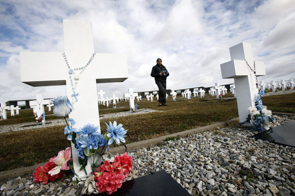 El cementerio de Darwin en las Islas Malvinas, donde fueron enterrados los soldados argentinos caídos en combate. (Fuente: EFE)