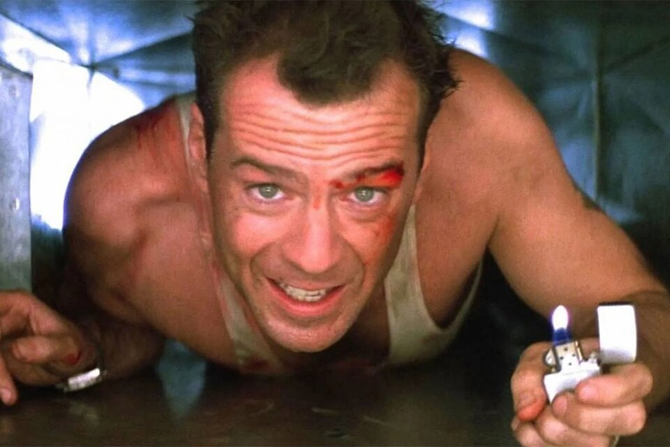 Willis en la notable escena dentro de un ducto de ventilación en Duro de matar.