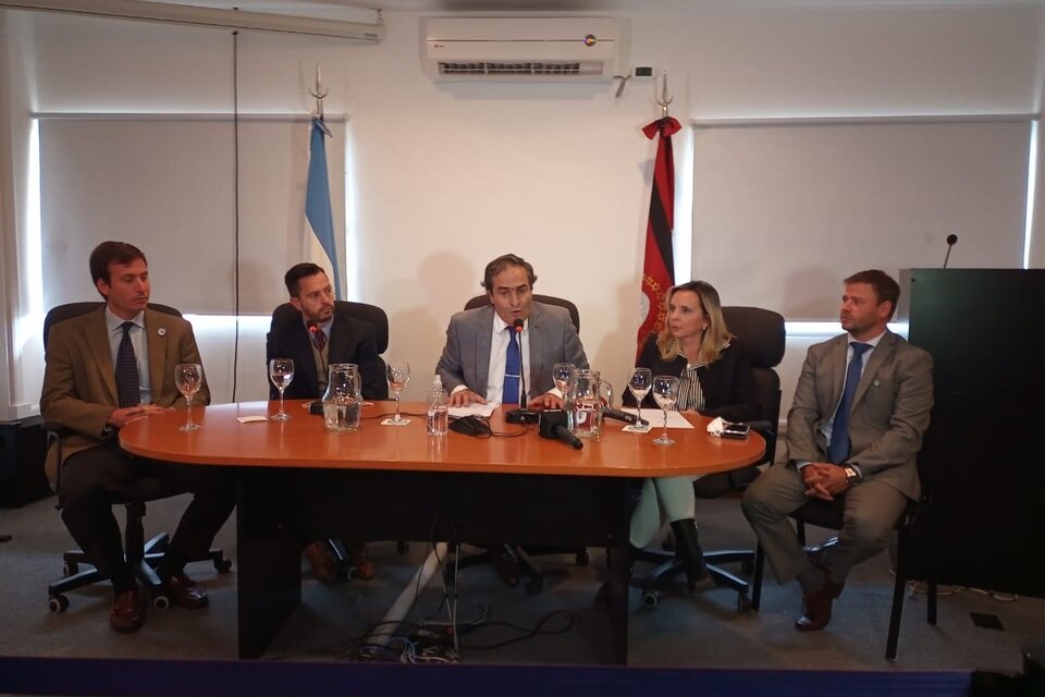 Conferencia de prensa del Ministerio Público Fiscal, García Castiella en el centro. 