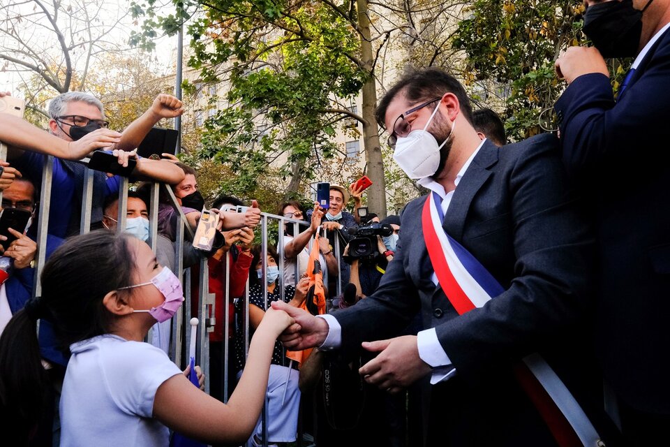 Boric saluda a una niña en el día de su asunción. (Fuente: Presidencia de Chile)