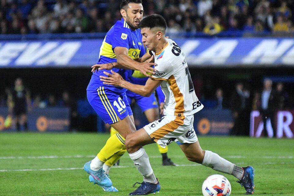 Salvio no puede con su marcador, como Boca no pudo con Arsenal (Fuente: Fotobaires)