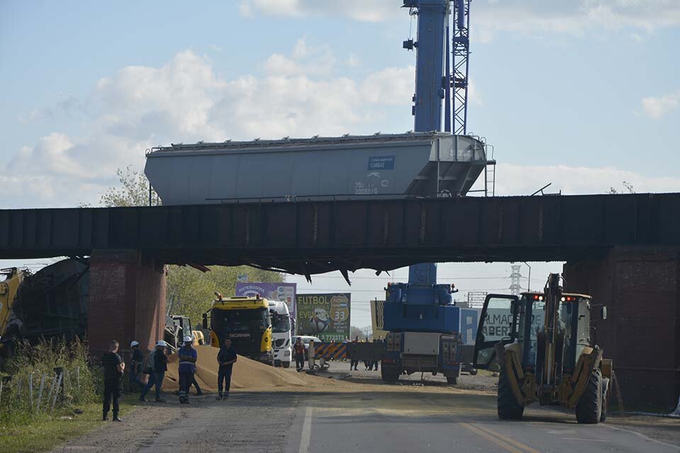 Una grúa maniobra ayer a media tarde para remover el último vagón sobre el puente. (Fuente: Sebastián Vargas)