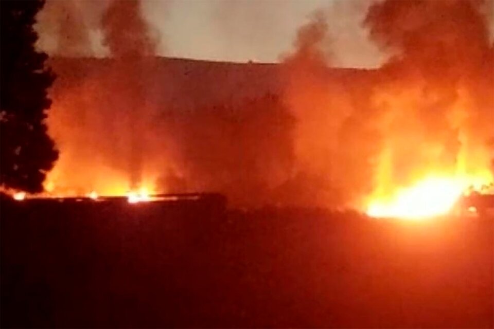 El incendio destruyó quince precarias casas en Cañete, al sur de Chile.