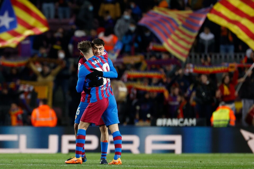 Pedri festeja su gol con un compañero (Fuente: EFE)