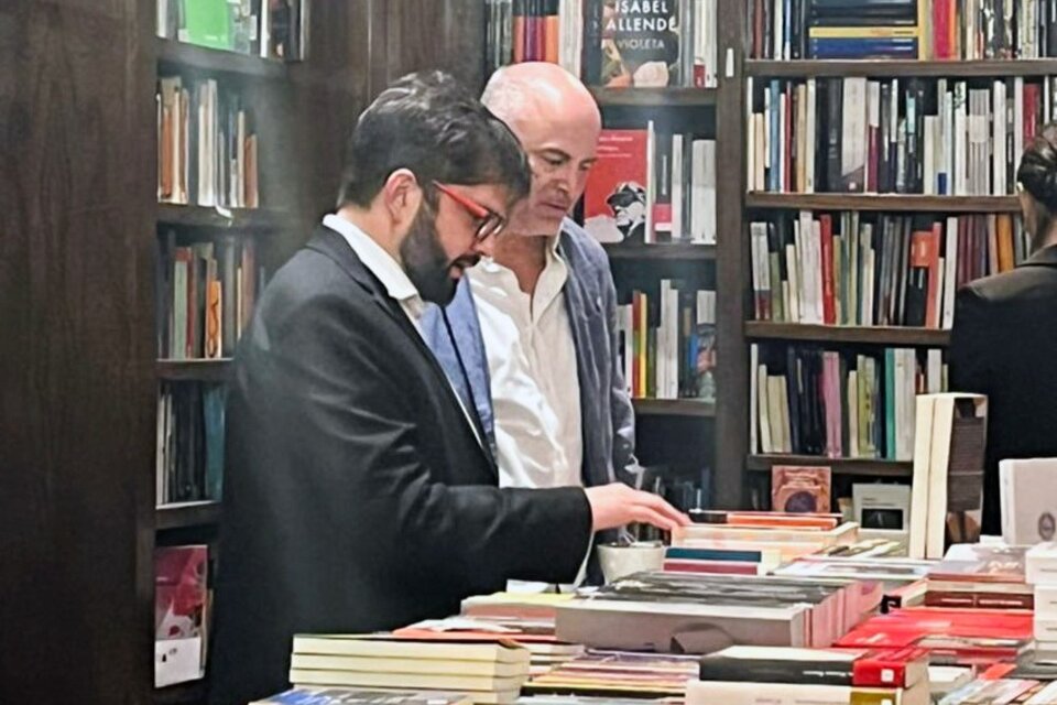 Gabriel Boric elige títulos en una librería de Palermo.