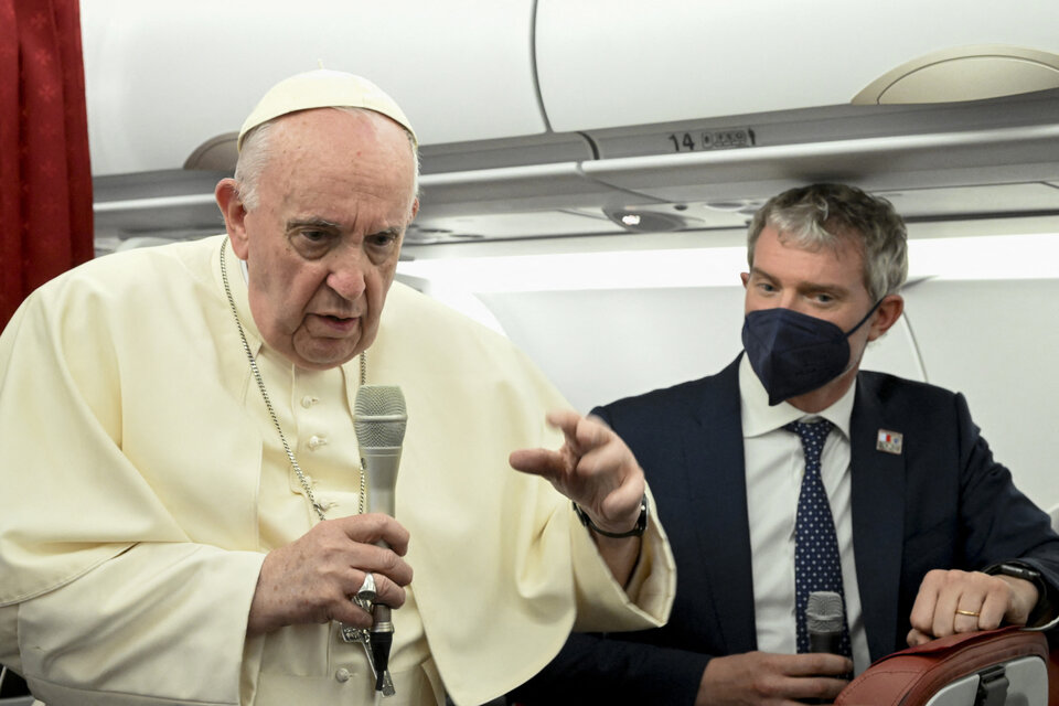 El Papa señaló que existen refugiados en todo el mundo que son "personas de carne y hueso" y fue criticado por no apuntar contra Vladimir Putin. (Fuente: AFP)