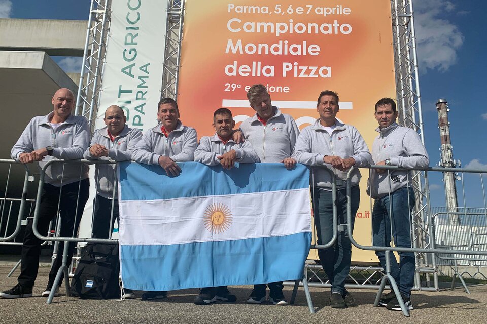 El equipo de maestros pizzeros de la Argetina, que participara en la 29° edición del Campeonato Mundial de la Pizza, en Parma, Italia. (Fuente: Télam)