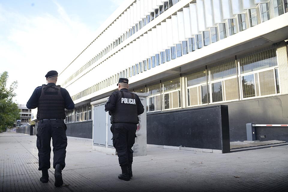 Las armas estaban en el edificio judicial de Sarmiento al 2800.  (Fuente: Andres Macera)