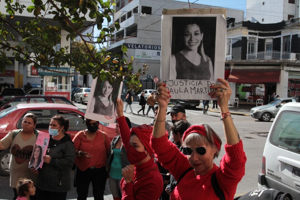 Grupos de mujeres se concentraron frente al tribunal para reclamar justicia. (Fuente: Bernardino Avila)