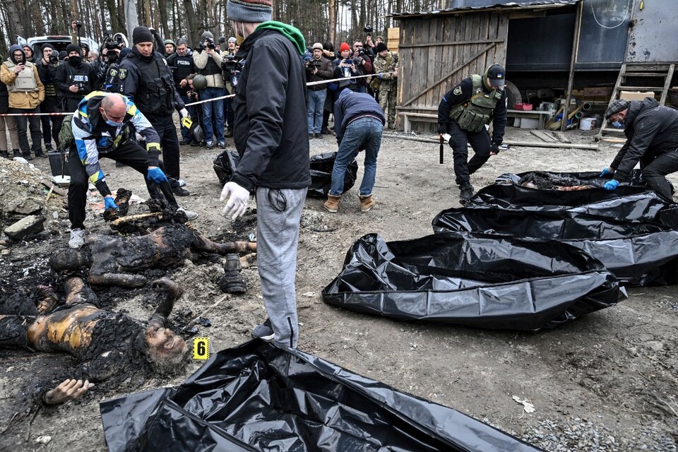 Policías guardan cadáveres quemados en bolsas de plásticoen Bucha. (Fuente: AFP)