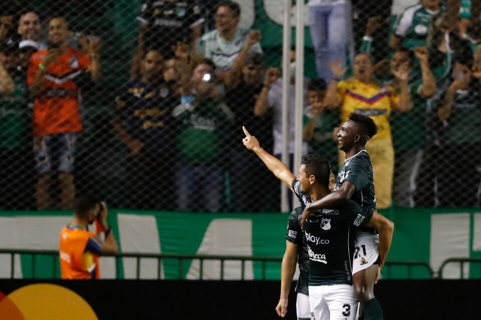 Burdisso señala a la tribuna luego de su gol de cabeza (Fuente: EFE)