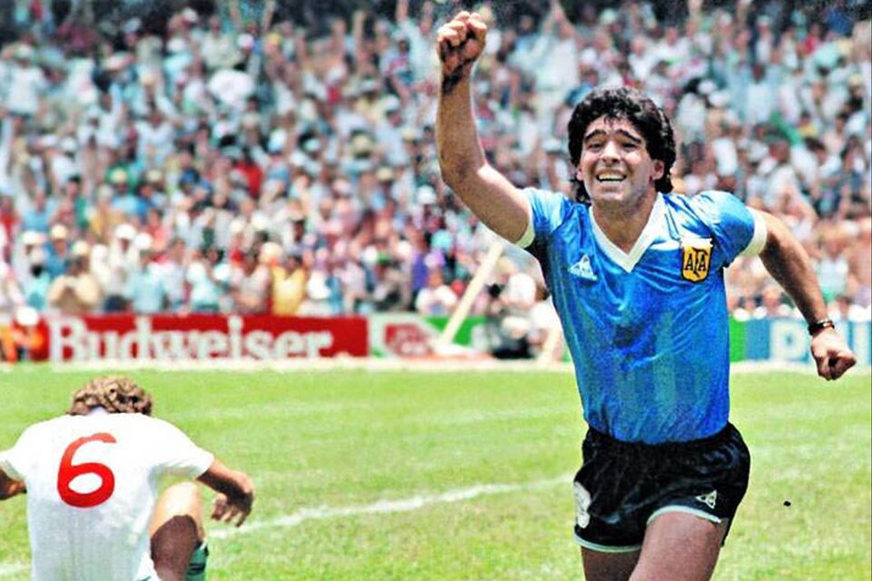 La camiseta con la que Diego Maradona le hizo el gol a los ingleses en México 86 será subastada por Sotheby's.