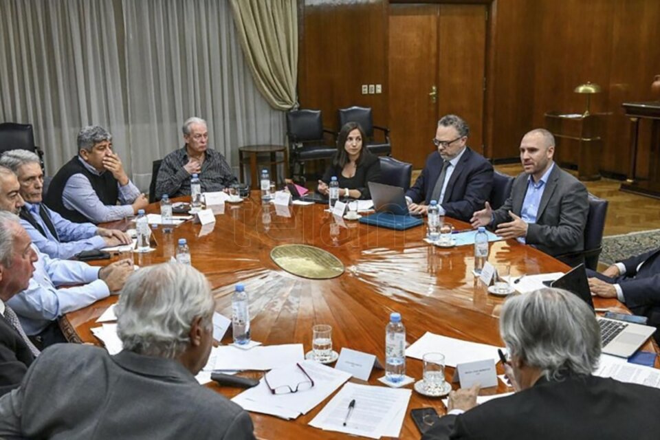 La Jefa de Gabinete del Ministerio de Economía, Melina Mallamace, única mujer en la reunión de este martes del Gobierno, la CGT y la UIA.  (Fuente: Télam)