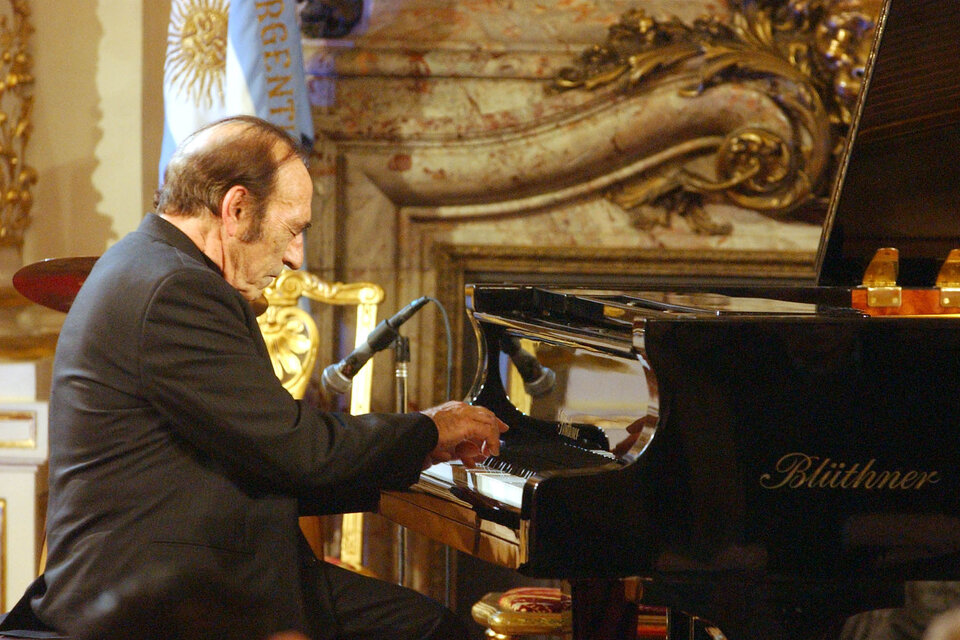 El músico tucumano y defensor de los Derechos Humanos murió en París, donde dirigía la Casa Argentina. (Fuente: Télam)