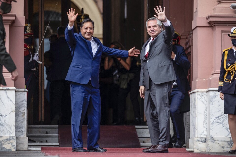 Luis Arce y Alberto Fernández saludan al ingresar a la Casa Rosada.