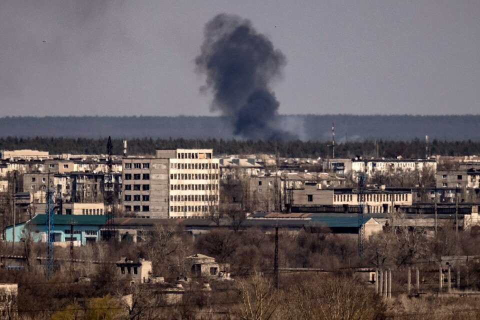 Una columna de huo se alza cerca de la ciudad de Severodonetsk, en la región de Donbass, este de Ucrania  (Fuente: AFP)