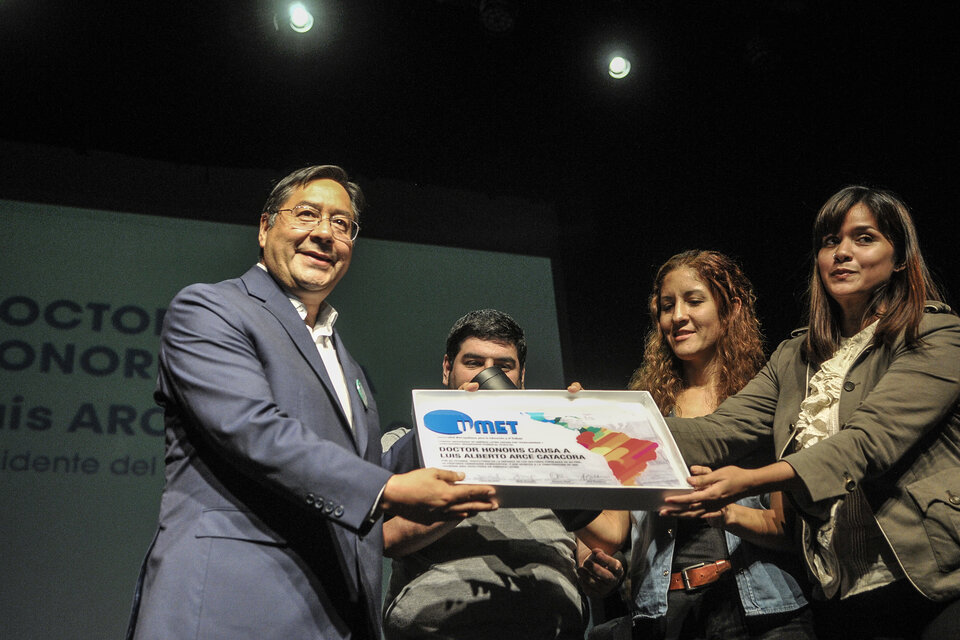 Luis Arce recibió el Doctorado Honoris Causa de manos de estudiantes de la Umet.  (Fuente: Sandra Cartasso)