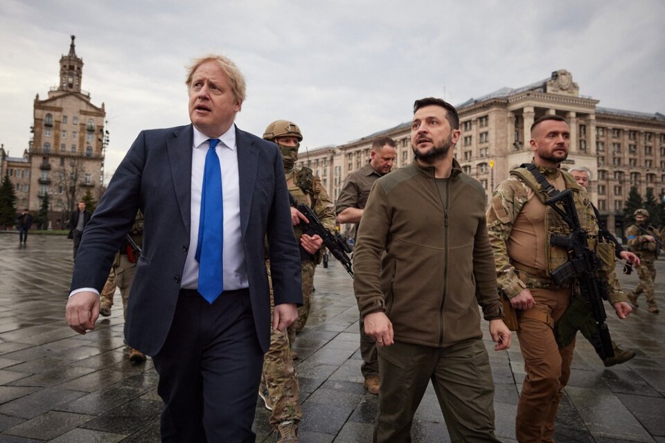Los dos mandatarios pasean juntos por las calles de Kiev. (Fuente: AFP)