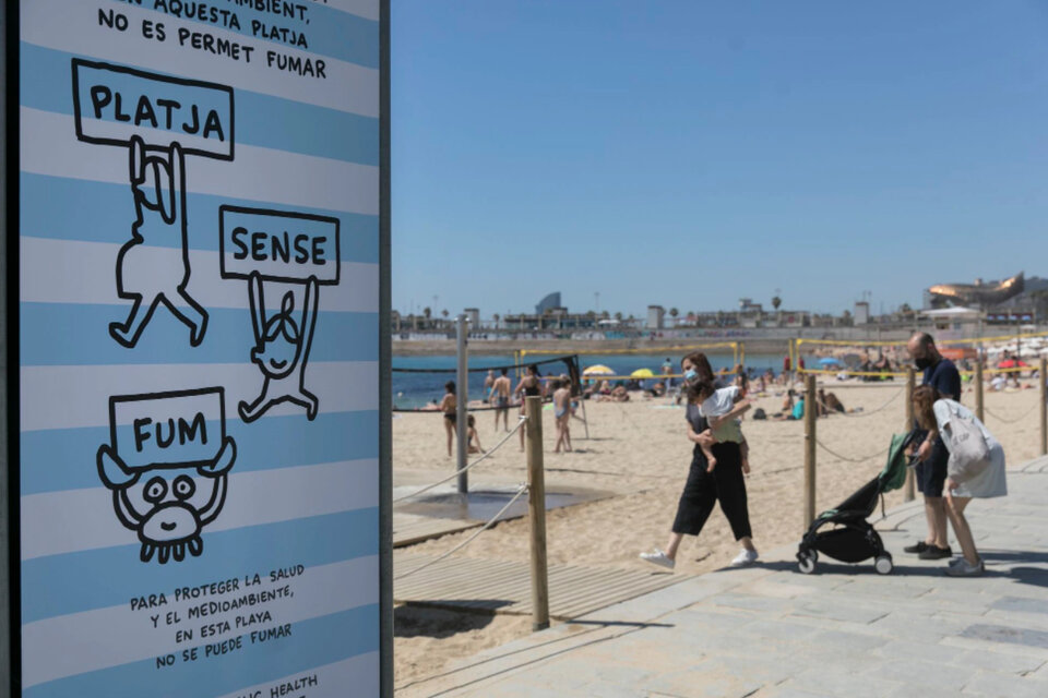 Fumar estará prohibido a partir de julio en las playas de Barcelona, que así pasarán a ser libres de humo. (Fuente: EFE)