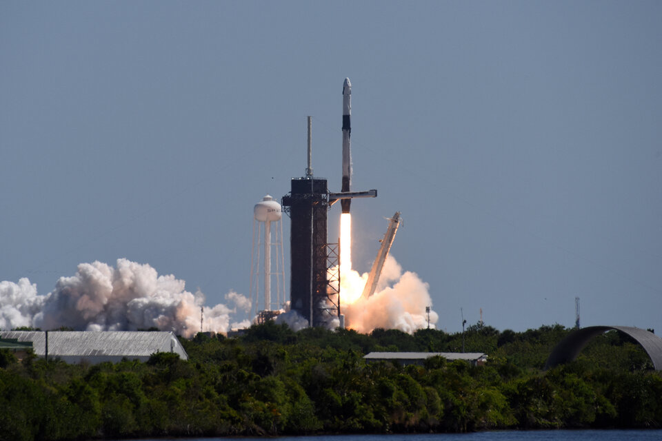 Los miembros de la primera misión privada a la Estación Espacial Internacional partieron a bordo de un cohete de SpaceX. (Fuente: AFP)