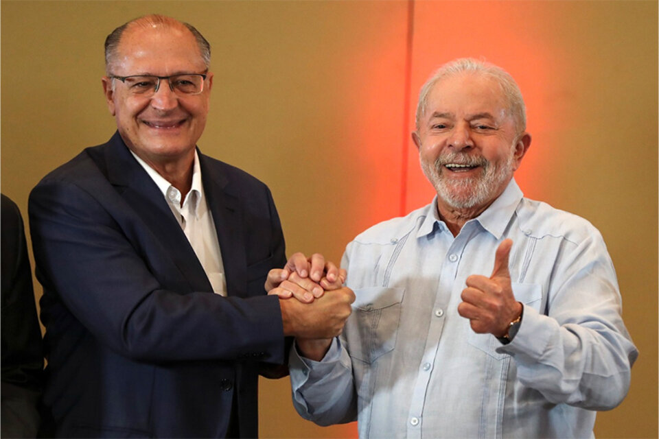 Luiz Inácio Lula da Silva (d), del partido de los Trabajadores (PT) posa junto al exgobernador de Sao Paulo Geraldo Alckmin (i), del partido Socialista Brasileño (PSB), el 8 de abril de 2022, durante una reunión en Sao Paulo (Brasil). (Fuente: EFE)