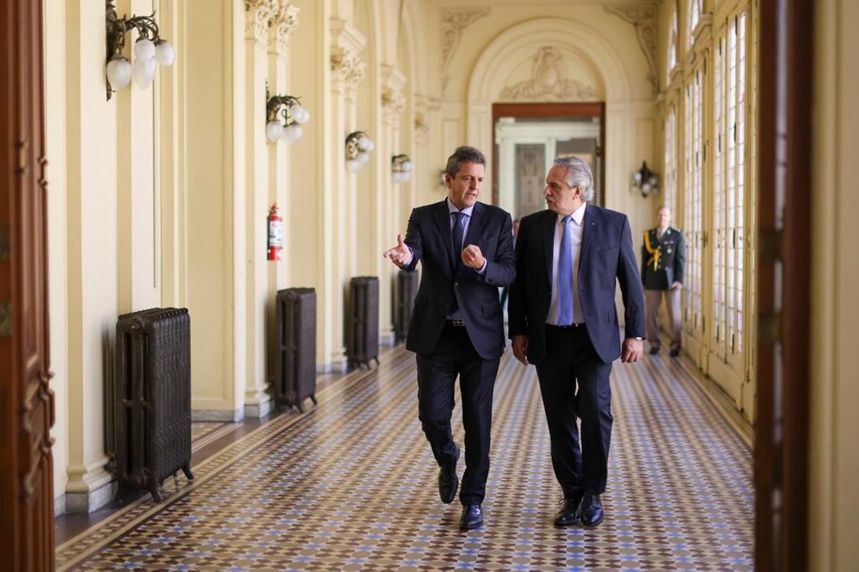 El jefe de Estado conversa con el titular de la Cámara de Diputados en la Casa Rosada.