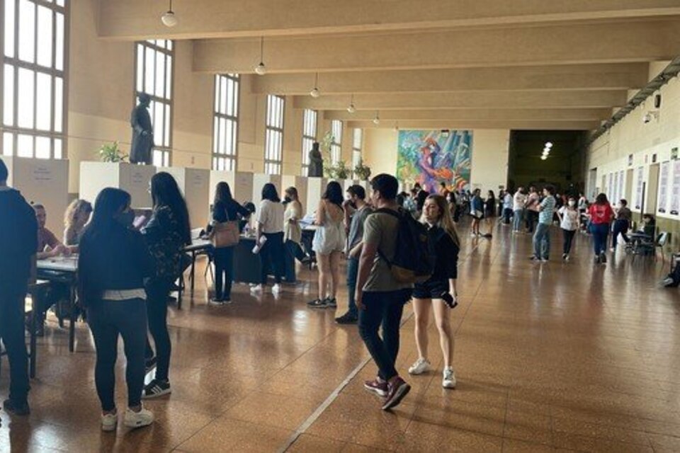 Después de dos años, las facultades de la UBA volvieran a ver sus pasillos repletos de estudiantes.