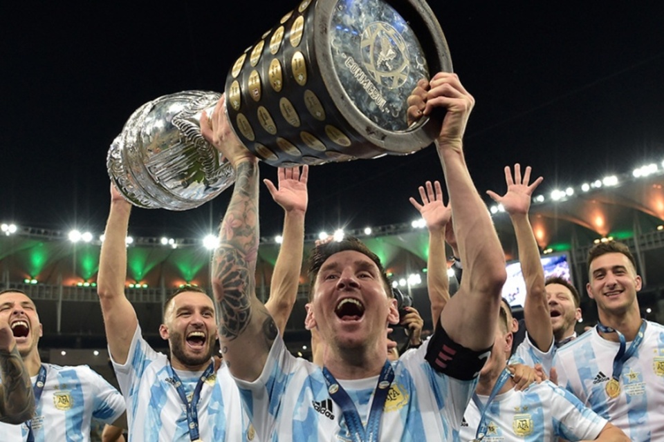 Lionel Messi levanta la Copa América en el Estadio Maracaná, luego de que la Selección se impusiera 1 a 0 a Brasil en la final. (Fuente: AFP)