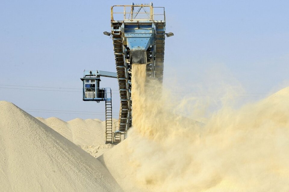 Una fotografía de archivo tomada en 2013 muestra el fosfato sin tratar que se deposita en una montaña en la fábrica de la Compañía Nacional de Fosfatos de Marruecos (OCP) cerca de El Aaiún, (Fuente: AFP)