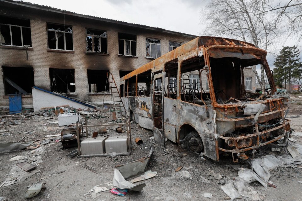 Un micro escolar incendiado en el pueblo de Bohdanivka, cerca de Kiev. (Fuente: EFE)