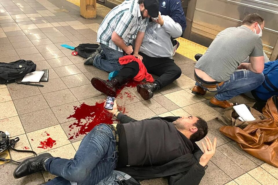 Varias personas recibieron disparos de armas de fuego en una estación de subte de Brooklyn, Nueva York. (Fuente: Télam)