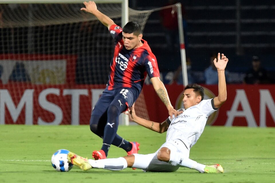 El Sabalero no hizo pie en Asunción y cayó ante Cerro Porteño (Fuente: AFP)