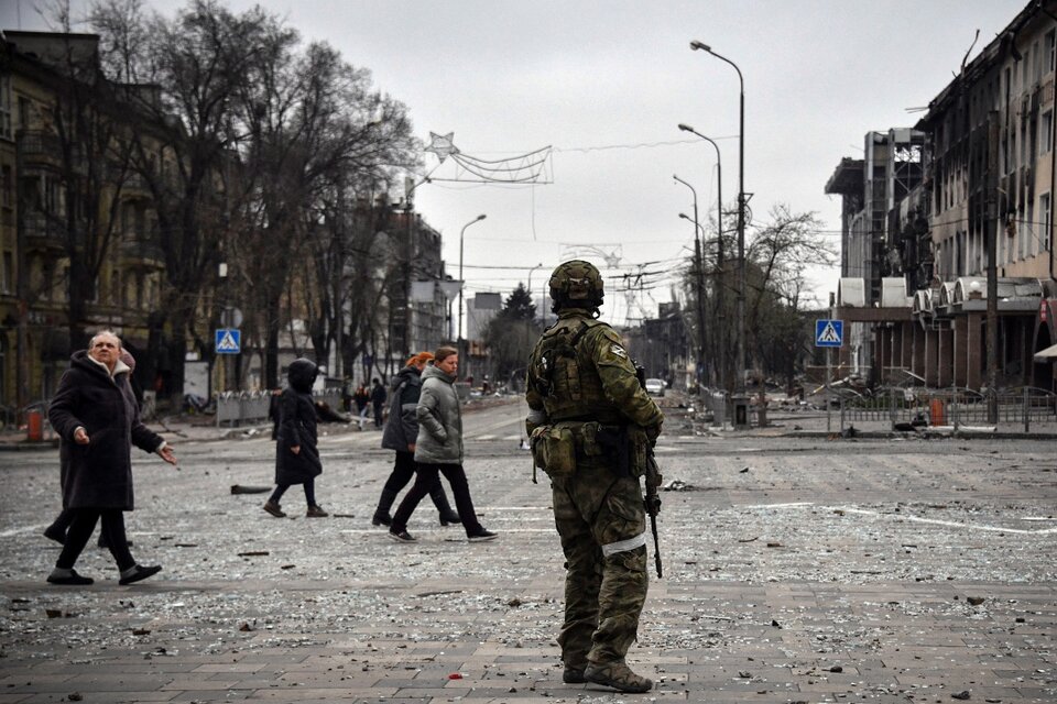 Civiles aprovechan una tregua en los bombardeos en Mariupol, (Fuente: Télam)