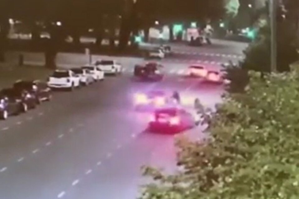 El vehículo de Salvio se encuentra parada en el medio de la avenida y otro auto tuvo que esquivarlo (Fuente: Captura de vídeo )
