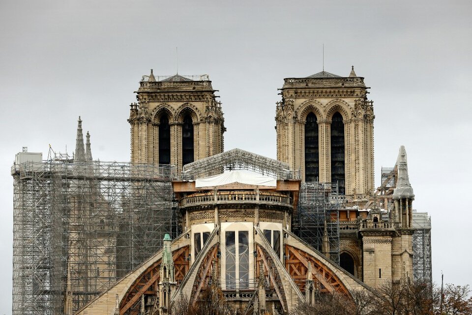 En estos días ya se puede volver a ver el color grisáceo claro de la catedral. (Fuente: AFP)