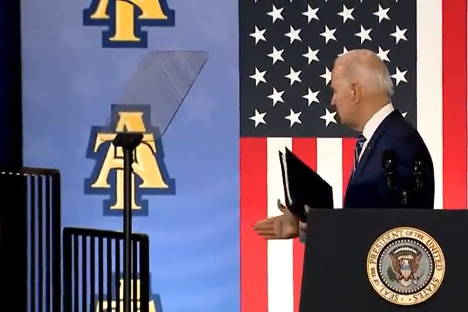 El momento en que Biden extiende la mano. (Fuente: Captura de pantalla)