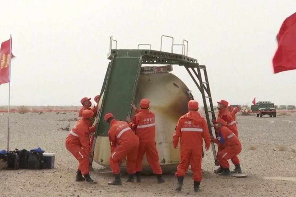 La cápsula, minutos después de haber tocado suelo en China.  (Fuente: AFP)