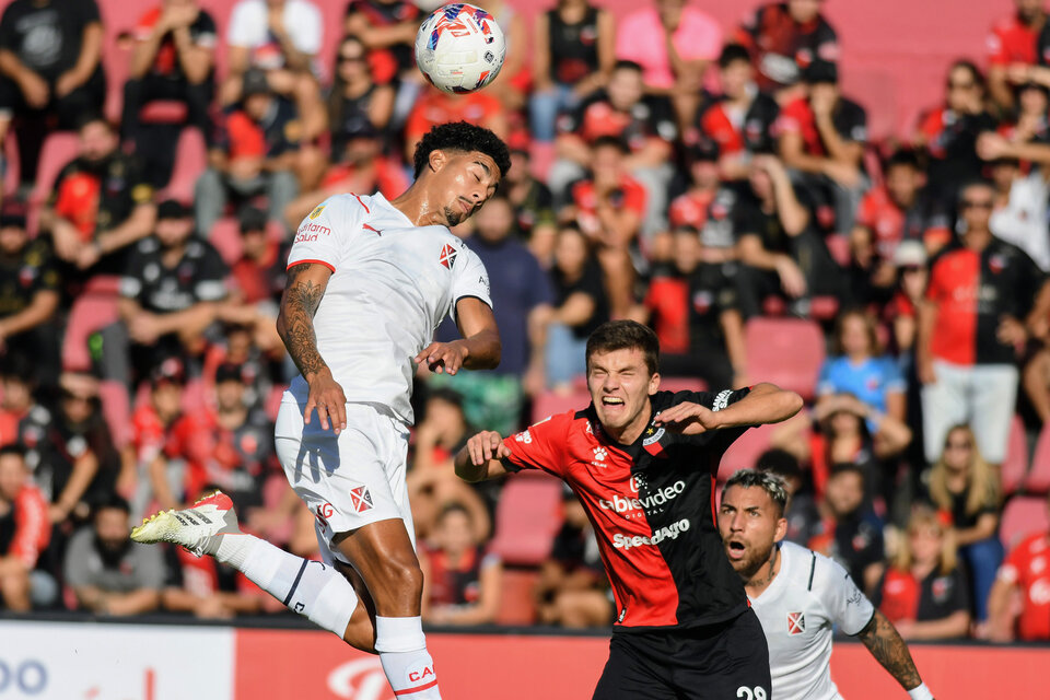 El Rojo (de blanco) y el Sabalero protagonizaron un gran duelo (Fuente: Fotobaires)