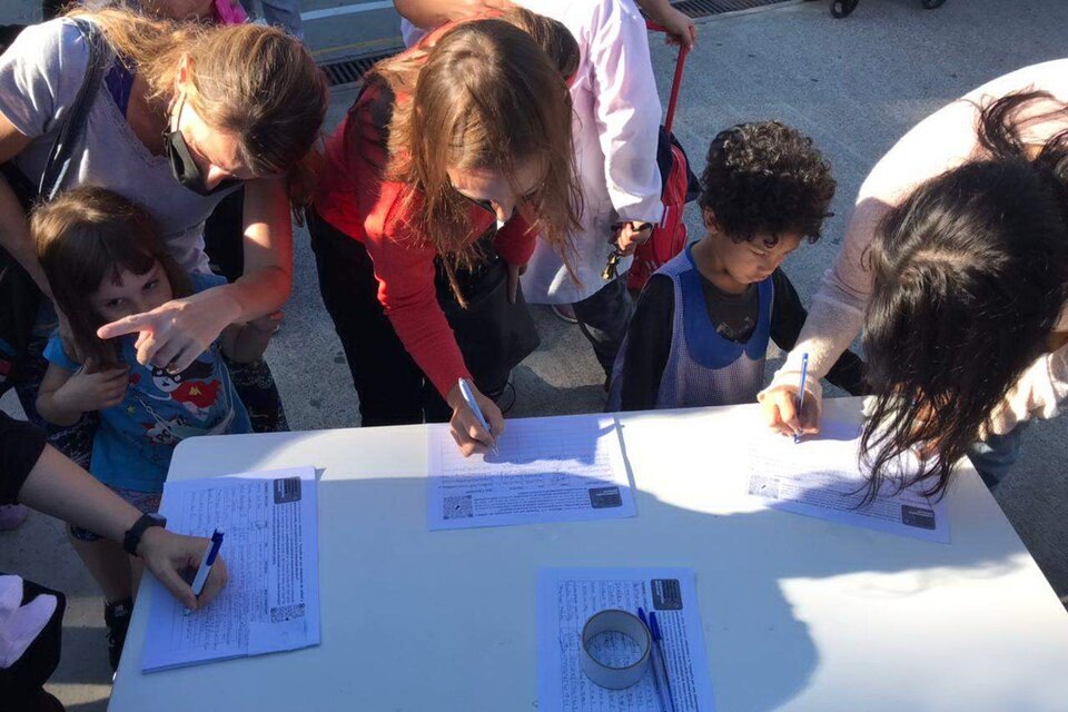 Los estudiantes recolectaron firmas para sostener los reclamos por buena alimentación.