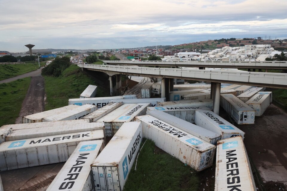 Cientos de contenedores arrojados por la violenta inundación, cerca de Durban. (Fuente: EFE)